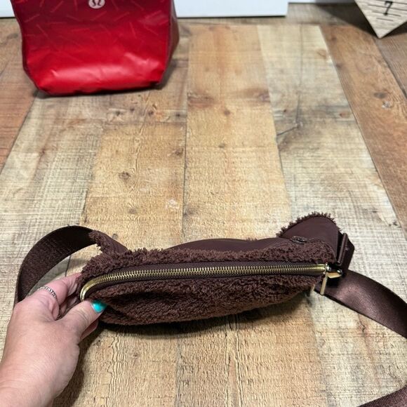 Lululemon Athletica Everywhere Belt Bag Large Fleece In Brown & Gold LU9BDUS - Picture 16 of 16